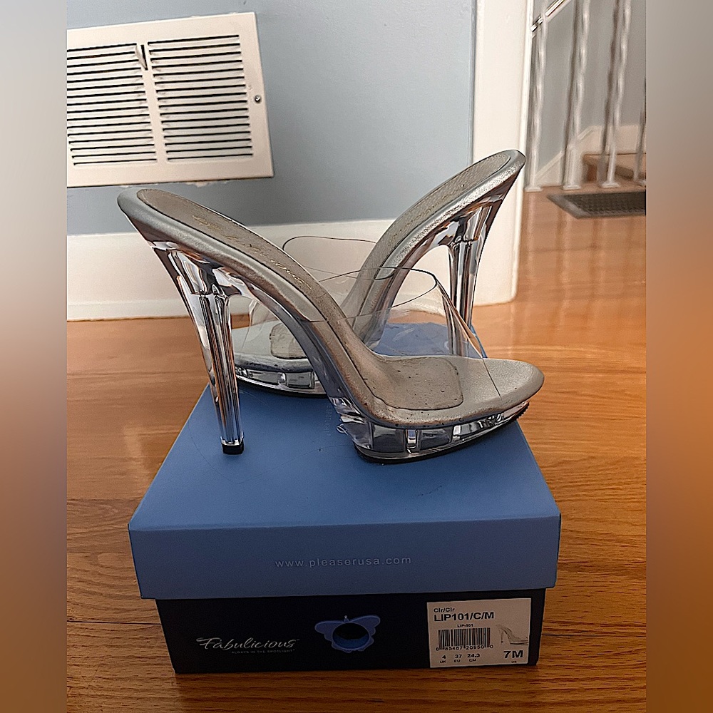 Fabulicious mule posing heels